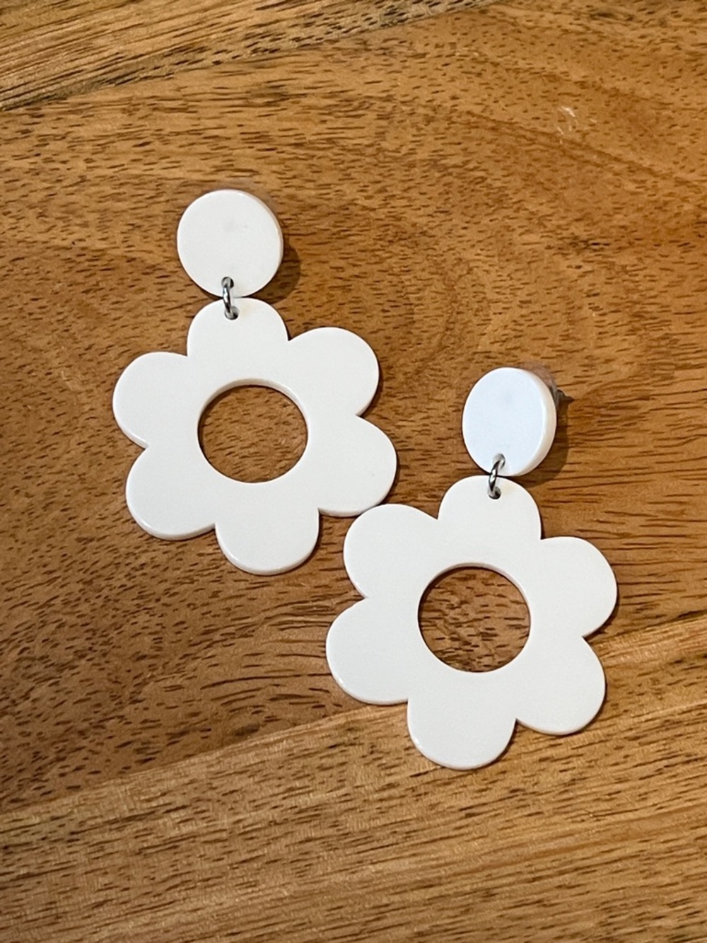 Plastic White Flower Dangle Earrings